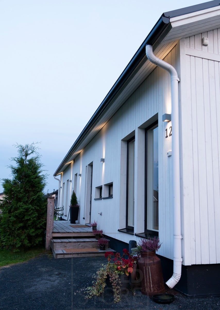 CUBIC OUT 2 outdoor bi-directional wall luminaires illuminating the house number and facade